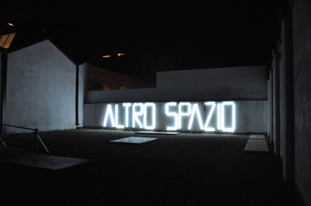 Altro spazio, opera site specific, museo Pecci, Milano, neon, 2x13 m