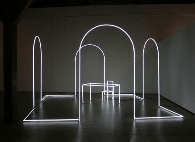 Senza fine, 2006, neon and cables of nylon, 300 x 500 x 500 cm